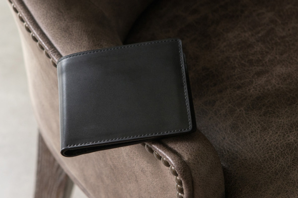 コードバン財布「二つ折り」の特徴＆魅力とは！？